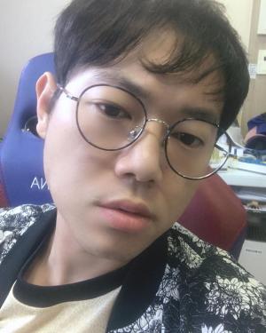 &apos;아프리카TV&apos; BJ 감스트(김인직), 목 상태+스토커 사건에 결국 장기 휴방…"복귀 시기 확답 못 한다"