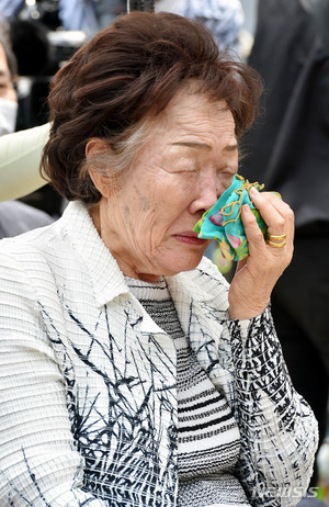 이용수 할머니 기사에 &apos;악성 댓글&apos; 9명 경찰 고발