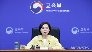 "학교방역 인력 확충 도와달라"…유은혜 기초 지자체장들 만나 요청