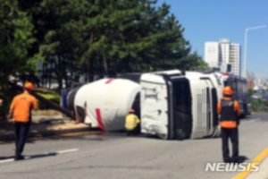 부산 해운대 도로서 레미콘 차량 옆으로 넘어져