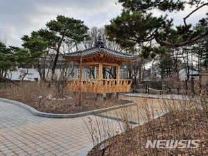 한옥 폐자재, 쉼터로 탈바꿈…종로구 전통정자 축조