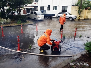 제주, 밤사이 내린 호우로 도로침수 등 피해 잇따라…시간당 20㎜