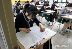 재수생 참여 첫 모평, 수학 가형 빼고 대체로 쉬웠다…입시전략은?(종합)