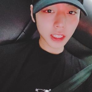 박지훈, 올블랙 패션의 모자 셀카 공개…&apos;오늘도 열일하는 잘생김&apos;