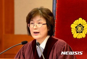 "박근혜를 파면한다" 이정미 전 헌법재판관, 변호사된다