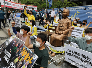 "소녀상 지키자"…대학생 10여명, 밧줄로 몸 묶고 집회