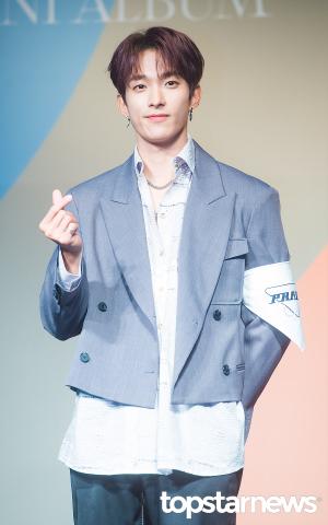 [HD포토] 세븐틴(Seventeen) 도겸, ‘캐럿을 향한 손하트’ (Left&Right)