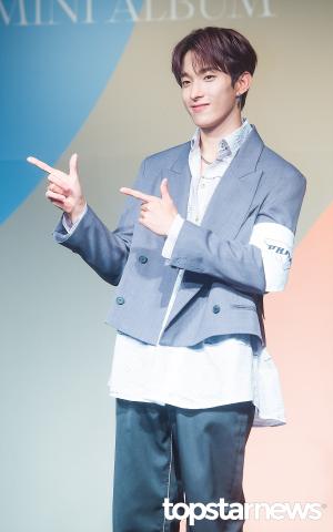 [HD포토] 세븐틴(Seventeen) 도겸, ‘깜찍한 방향등’ (Left&Right)