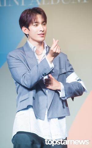 [HD포토] 세븐틴(Seventeen) 도겸, ‘심장에서 꺼낸 하트’ (Left&Right)