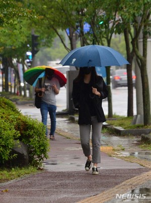 본격 &apos;장마&apos; 시작…강원북부 120㎜ 이상 물폭탄