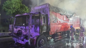 인천 외곽순환도로서 11t 택배차량 불…5000만원 피해