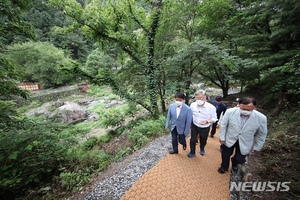 복원한 계곡 찾은 이재명 "버티면 엄정조치, 강제철거"