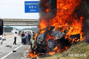 청주서 도로 표지판 들이 받은 승용차 불…2명 사상