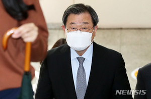 &apos;세월호 조사방해&apos; 이병기 등 첫 재판…"무죄" 혐의 부인