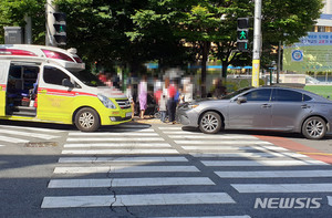 부산 스쿨존 횡단보도서 승용차가 아동 치어…민식이법 검토