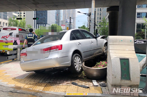 승용차가 충돌사고 후 인도로 돌진해 보행자 2명 치어