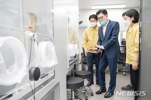 강동구청장, 민선7기 2년 첫날 현장행정…선별진료소 방문