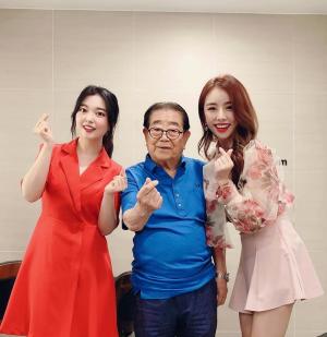 설하윤-요요미, 송해와 ‘전국노래자랑’ 인증샷…나이 94세 정정함 과시 