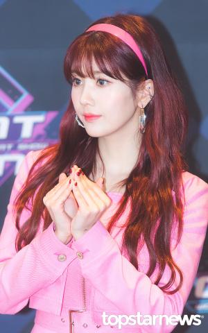 아이즈원(IZ*ONE) 권은비, 발목 부상으로 운동화 신고 무대 소화…소속사 대처에 비판의견 나오는 이유?