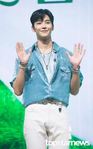 [HD포토] 에스에프나인(SF9) 로운, ‘다정한 손인사’ (여름향기가날춤추게해)