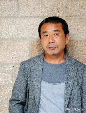 일본 작가 무라카미 하루키, 코로나19 위기속 폐쇄적 사회 우려…&apos;위기&apos; 진단하며 "조선인 학살" 같은 사태 경고