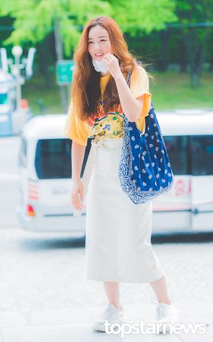 [HD포토] 에이핑크(Apink) 윤보미, ‘여름 향기 물씬 풍기는 출근길 패션’ (정은지의 가요광장 출근길)