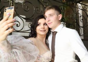 러시아서 35세 새엄마와 20세 아들의 결혼, 이미 임신 4주차…"부도덕" vs "행복하길 바래"