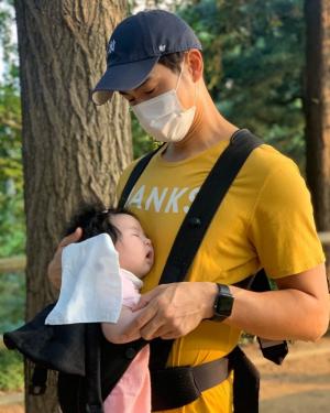 김산호, 딸 로하와 달달한 눈맞춤…나이 동갑내기 아내-남다른 집안 주목