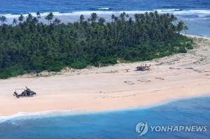 태평양 무인도 해변에 새겨진 &apos;SOS&apos;…조난 선원 3명 극적 구조