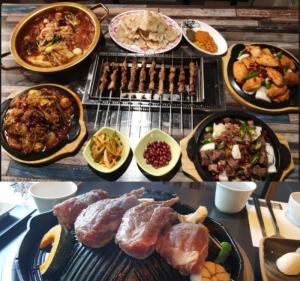 ‘생방송투데이-환상의코스’ 강남 선릉역 양고기 맛집, 양갈비구이·보양전골·마늘밥코스-양꼬치무한리필·통양다리구이-모듬