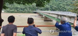 "세월호처럼 조사해라" 춘천 의암댐 사망 사고, 현장 찾은 정세균 총리에 실종자 가족 항의 