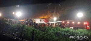 인도 여객기, 착륙 도중 활주로 이탈…최소 15명 사망