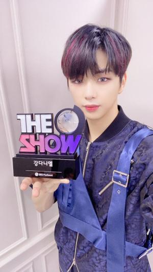 &apos;더쇼&apos; 강다니엘, &apos;깨워&apos;로 첫 1위 "다니티 고마워요"  