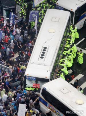 &apos;광복절 집회&apos; 30명 체포…차량 돌진·경찰 폭행·해산 불응