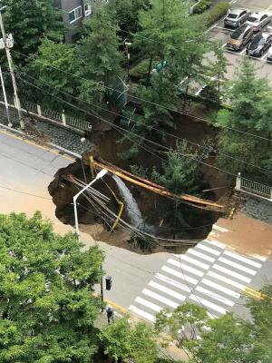 구리 교문동 아파트 단지 앞 도로에 대형 싱크홀 발생…원인은 지하철 공사?