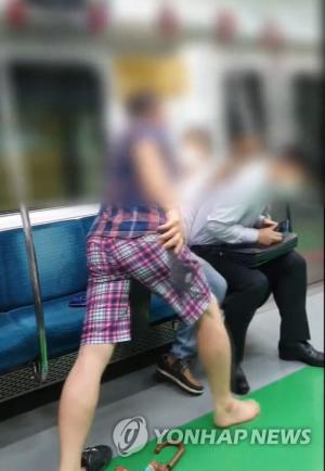 지하철서 마스크 착용 요구하는 승객들 폭행한 50대 구속영장 신청