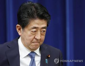 일본 교수 "아베 퇴진 이유는 각종 스캔들 책임 회피하려는 것"