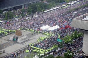 사랑제일교회·광화문 집회 코로나19 누적확진자 1558명…37개소 306명에 &apos;N차&apos; 전파