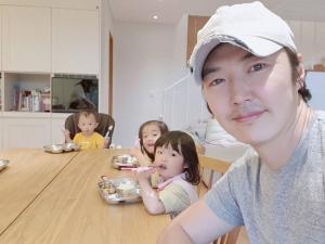 ‘다둥이 아빠’ 윤상현, 폭풍성장 자녀 근황…아내 메이비와 초고속 결혼까지 관심