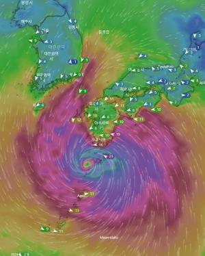 10호 태풍 &apos;하이선&apos; 내일 상륙 없이 동해로 북상…일본 큐슈와 울릉도·독도 등 위험