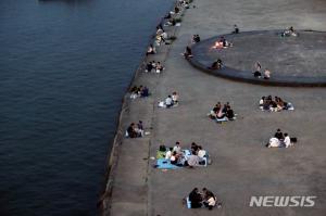 서울시 "한강·근린공원 코로나19 감염 위험…소모임도 삼가해야"