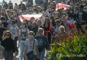 벨라루스 &apos;대선 불복 시위&apos; 7주째 계속…경찰이 시위자 폭행 고문하자 여성들 연대 시위