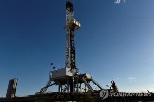 국제유가, 재고감소·경기부양책 기대에 반등…WTI 2.4%↑