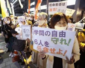 일본 스가 내각 지지율 70.7%→55%로 하락…&apos;학문자유 침해 논란&apos; 영향