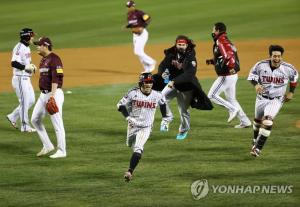 [KBO리그] &apos;신민재 끝내기&apos; LG, 2020 프로야구 와일드카드 결정전서 키움 누르고 두산과 준플레이오프서 맞대결