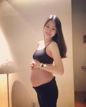 모델 김원경, 임신 27주 차 근황 공개…“튼튼이 건강하게”