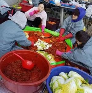 "굳이 이 시국에?" 이정현, 마스크도 없이 &apos;김장 모임&apos; 즐겼다가 비난 폭격맞아