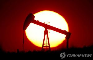 국제유가, 내년 초 &apos;소폭 증산&apos; 합의에 상승…WTI 0.8%↑