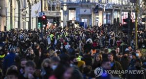 봉쇄 해제 후 축제분위기에서 악몽이 되어버린 영국 상황