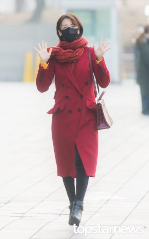 [HD포토] 박하선, ‘빨간 코트 입고 등장한 그녀’ (박하선의 씨네타운 출근길)